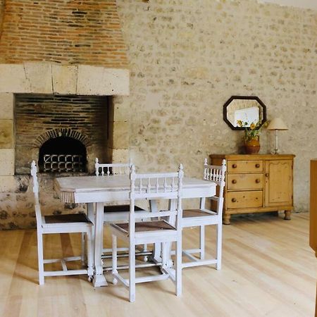 As Seen On A New Life In The Sun - Beautiful 3 Bedroom Cottage With Shared Pool Montboyer Buitenkant foto