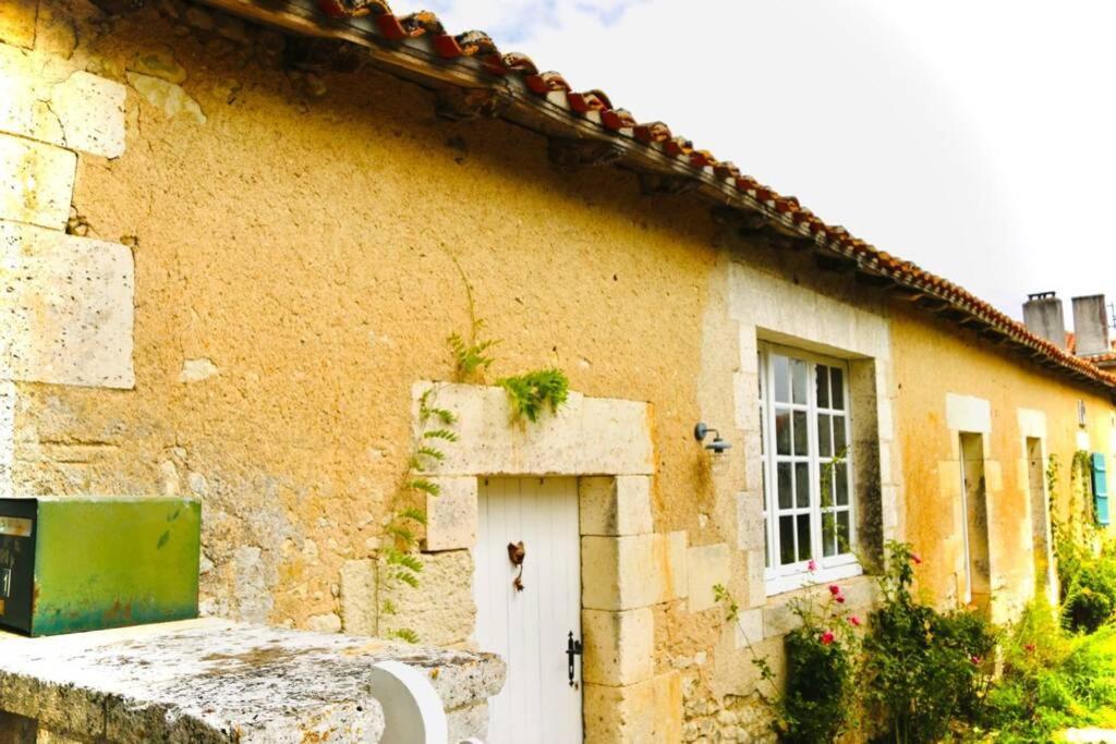 As Seen On A New Life In The Sun - Beautiful 3 Bedroom Cottage With Shared Pool Montboyer Buitenkant foto