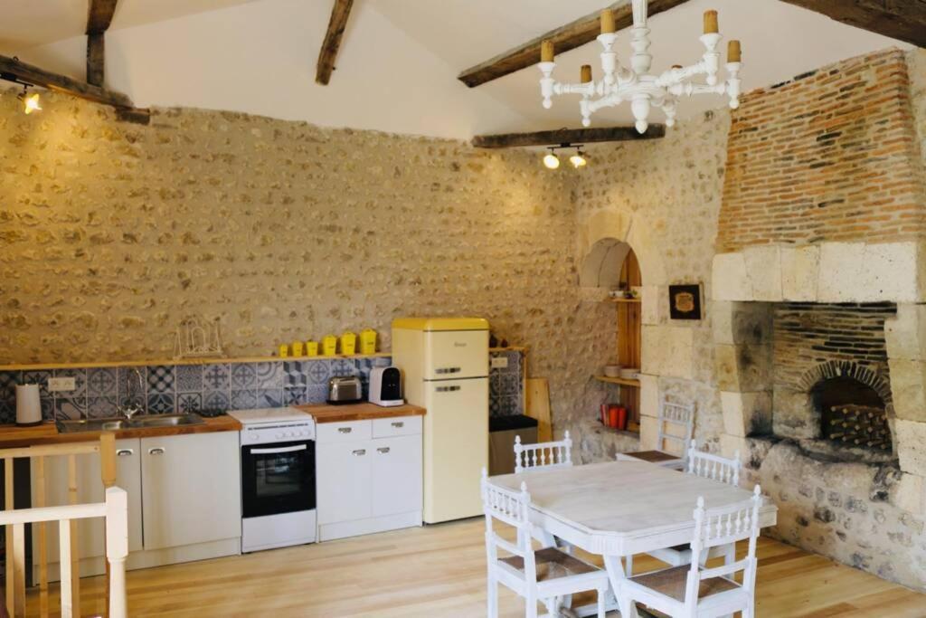 As Seen On A New Life In The Sun - Beautiful 3 Bedroom Cottage With Shared Pool Montboyer Buitenkant foto