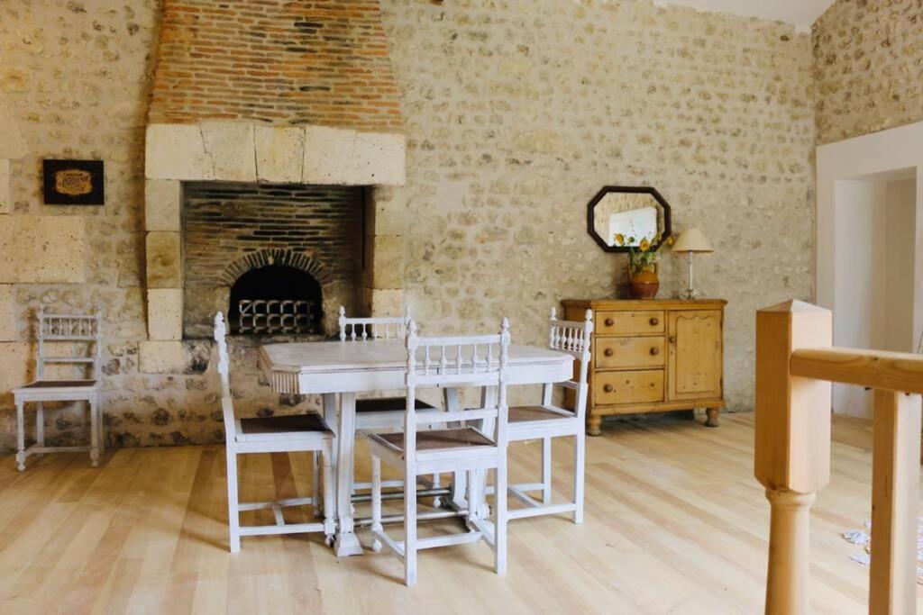 As Seen On A New Life In The Sun - Beautiful 3 Bedroom Cottage With Shared Pool Montboyer Buitenkant foto