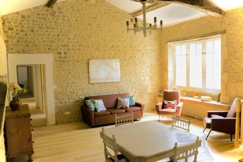 As Seen On A New Life In The Sun - Beautiful 3 Bedroom Cottage With Shared Pool Montboyer Buitenkant foto