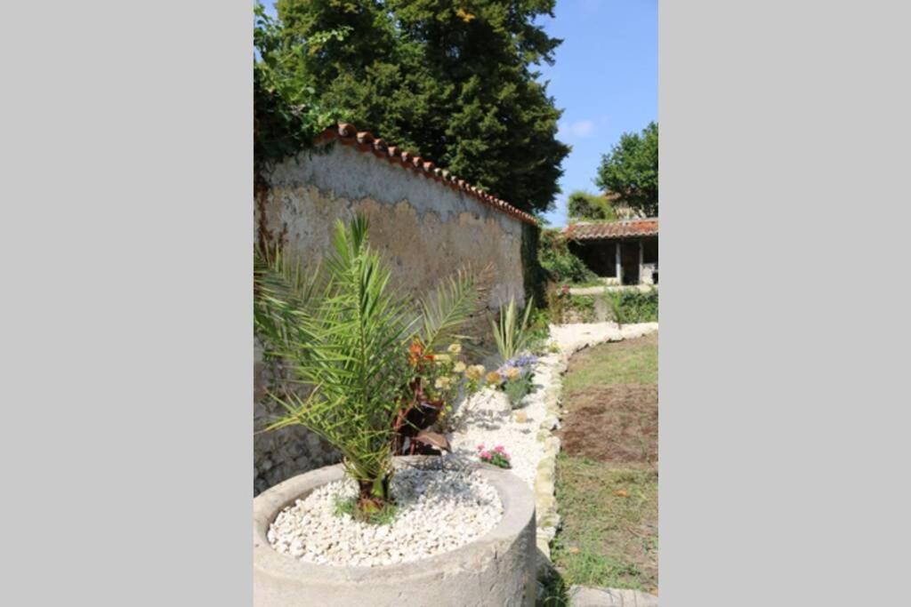 As Seen On A New Life In The Sun - Beautiful 3 Bedroom Cottage With Shared Pool Montboyer Buitenkant foto
