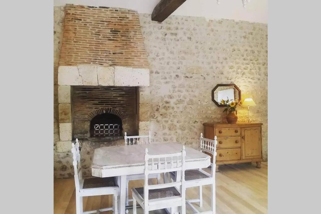 As Seen On A New Life In The Sun - Beautiful 3 Bedroom Cottage With Shared Pool Montboyer Buitenkant foto