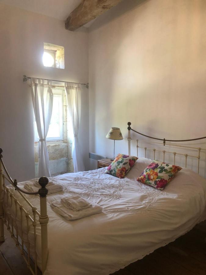 As Seen On A New Life In The Sun - Beautiful 3 Bedroom Cottage With Shared Pool Montboyer Buitenkant foto