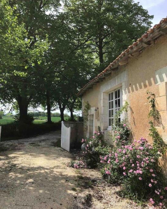 As Seen On A New Life In The Sun - Beautiful 3 Bedroom Cottage With Shared Pool Montboyer Buitenkant foto
