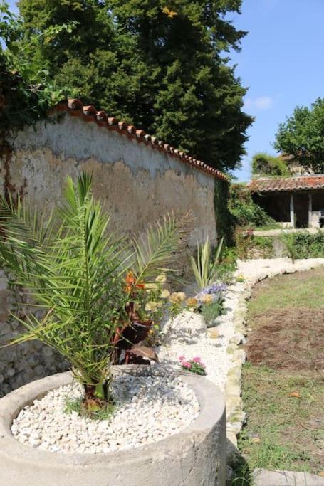 As Seen On A New Life In The Sun - Beautiful 3 Bedroom Cottage With Shared Pool Montboyer Buitenkant foto