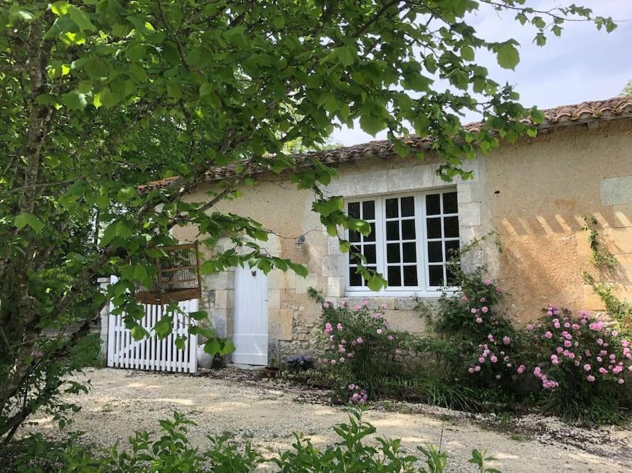 As Seen On A New Life In The Sun - Beautiful 3 Bedroom Cottage With Shared Pool Montboyer Buitenkant foto