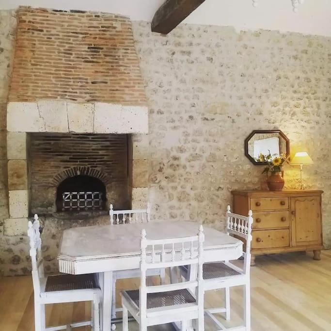 As Seen On A New Life In The Sun - Beautiful 3 Bedroom Cottage With Shared Pool Montboyer Buitenkant foto